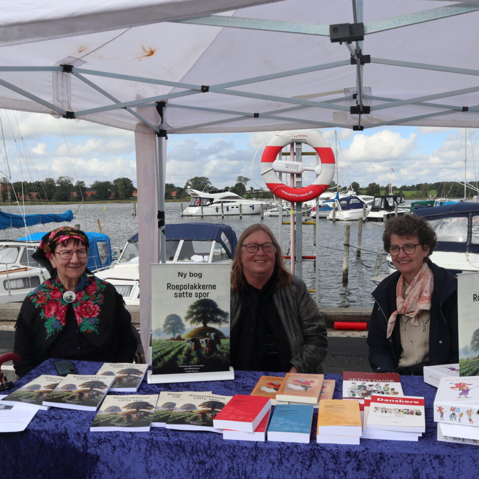 Rita Tvangsø, Lise Bostrup og Karin Louise Sigurskjold med udstilling af bøger fra Forfattergruppen Os hernedefra og Den Danske Sprogkreds på Præstø Havn den 14. 9.2025